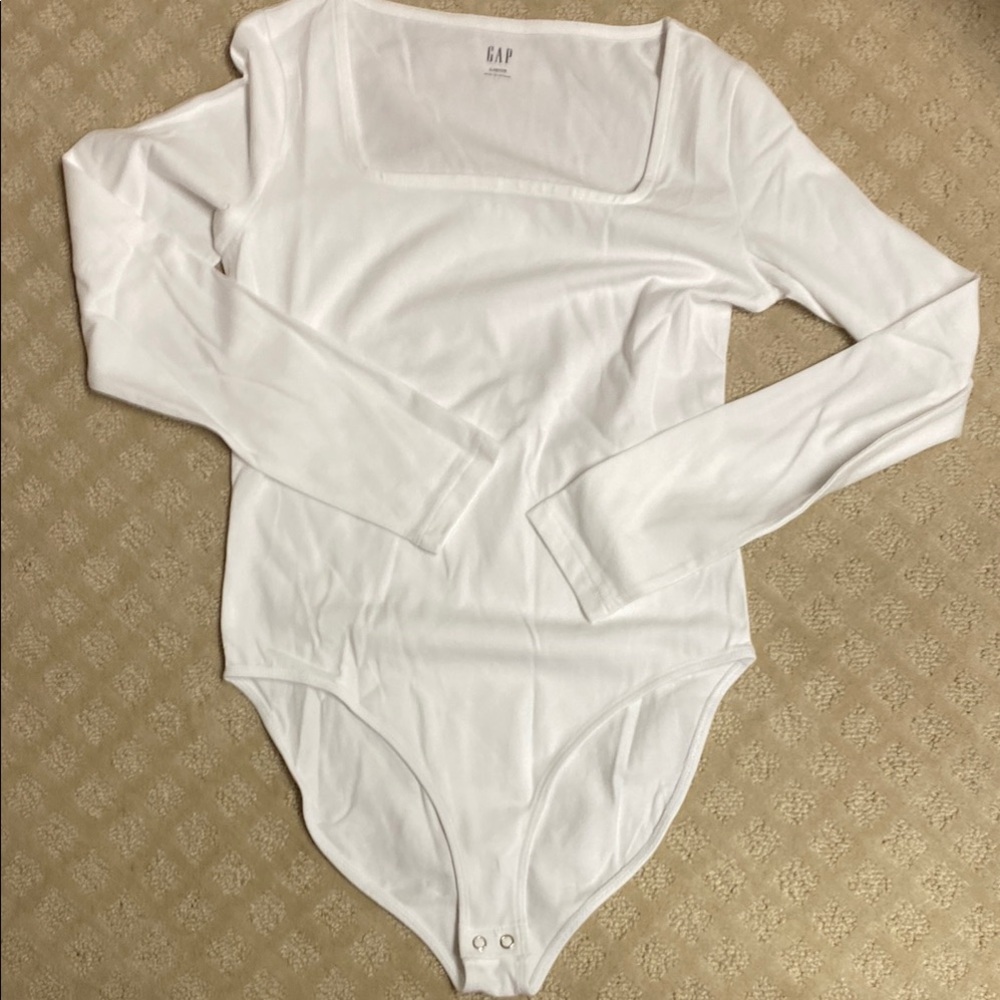 GAP White Long Sleeve Bodysuit NWOT 
never worn . womens small petite